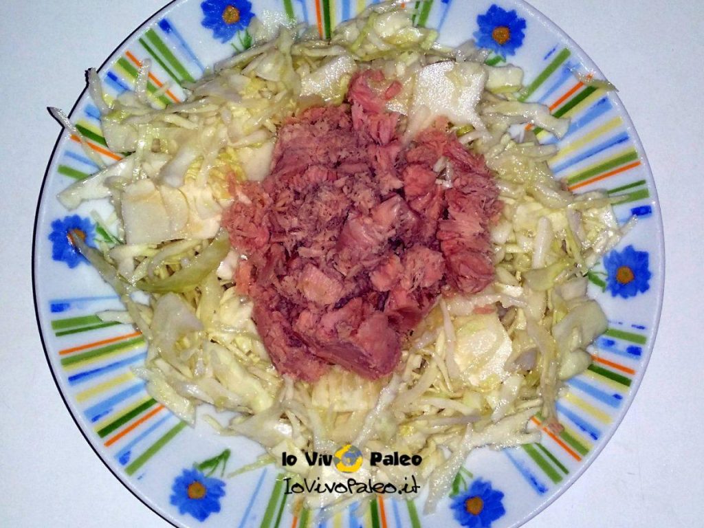 Insalata di Tonno e Cavolo Verza per un Pranzo Paleo