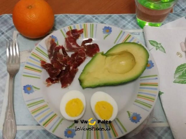 Colazione Paleo con Prosciutto e Uova, Avocado e Frutta